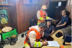 Bắt giữ tàu khai thác cát trái phép trên sông Hồng lúc nửa đêm