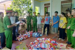 Bắt quả tang 2 cơ sở sản xuất nước giặt OMO giả chuyên bán trên Shopee