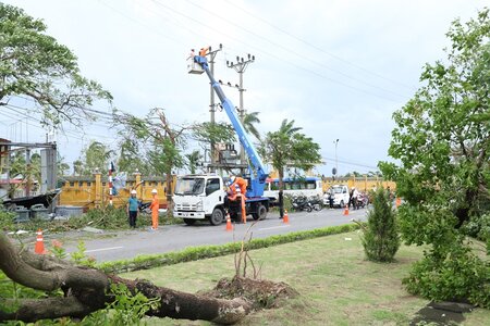 Dồn lực khắc phục sự cố lưới điện sau bão số 3