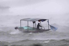 Đất nước bên bờ sóng