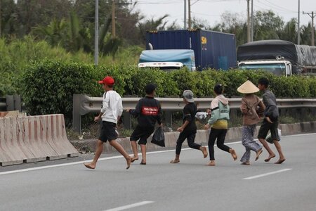 Ôtô đâm vào người đi bộ trên cao tốc chịu trách nhiệm thế nào?