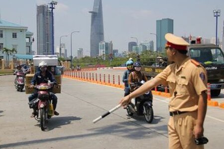 Quy định mới về chở người, hàng hóa trên xe máy từ ngày 1/1/2025