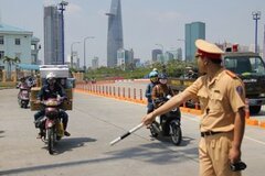 Quy định mới về chở người, hàng hóa trên xe máy từ ngày 1/1/2025