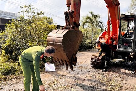 Khởi tố 6 đối tượng dùng hung khí chống người thi hành công vụ