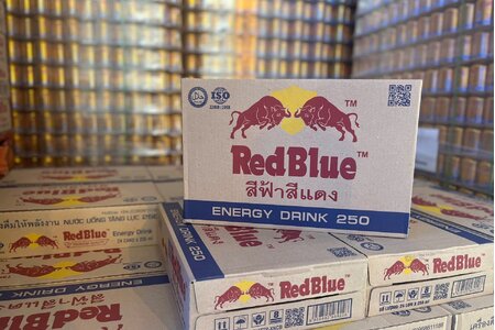 Tạm giữ 50.000 lon “bò húc” có dấu hiệu giả nhãn hiệu Redbull