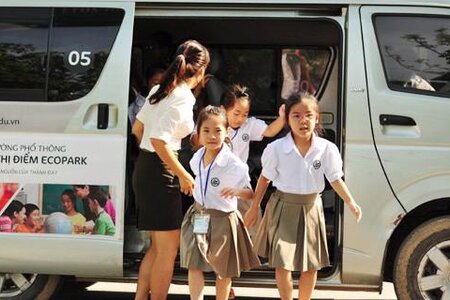 Từ 1/1/2025, xe ô tô đưa đón học sinh phải sơn màu vàng đậm