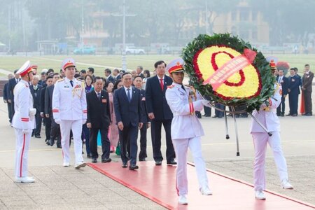 Lãnh đạo Hội Luật gia Việt Nam cùng đại biểu vào Lăng viếng Chủ tịch Hồ Chí Minh