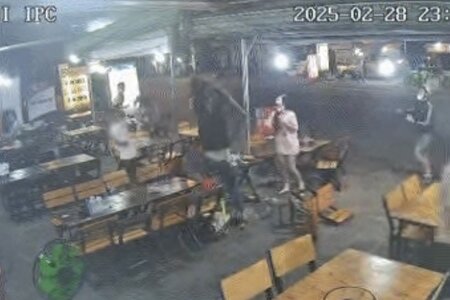 Truy xét các đối tượng cầm hung khí xông vào quán nhậu chém người ở TP.HCM