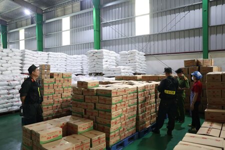 Tạm giữ hàng trăm tấn bột nêm, dầu ăn, mỳ chính giả của Công ty Famimoto Việt Nam