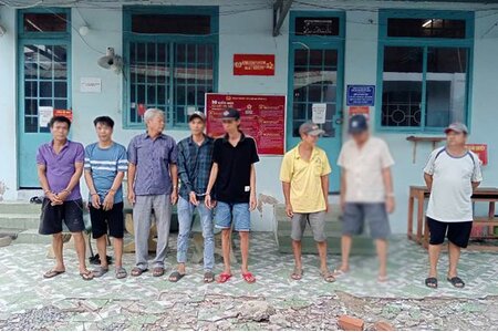 Bắt quả tang 7 đối tượng đá gà mạng ăn tiền tại quán cà phê