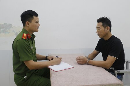 Tạm giữ người đàn ông gây rối trật tự công cộng tại trường học ở Nghệ An