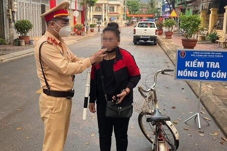 Uống rượu bia dịp nghỉ lễ rồi đạp xe về nhà, có bị phạt không?