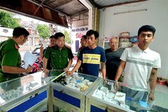 Bắt 2 đối tượng cướp điện thoại của người dân tại nhà thờ