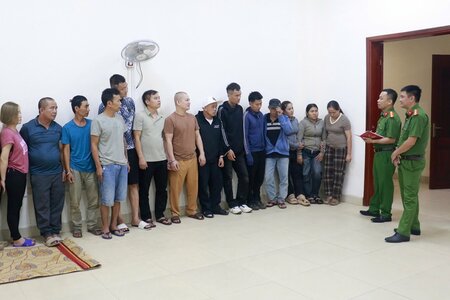 Triệt xóa 'ổ nhóm' đánh bạc trong rừng với nhiều đối tượng có tiền án