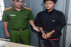 Bắt đối tượng dùng kéo đâm người tình của mẹ rồi trốn đi ghe biển
