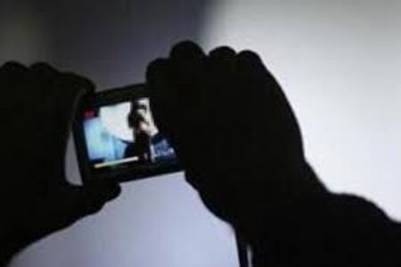 Cô gái trẻ bị đe doạ tống tiền khi lên mạng livestream khoe thân