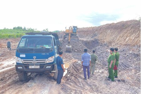 Bắt quả tang 3 đối tượng khai thác, vận chuyển đất trái phép