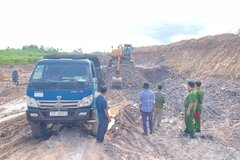Bắt quả tang 3 đối tượng khai thác, vận chuyển đất trái phép