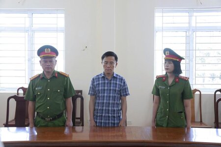 Khởi tố Chủ tịch xã vì để hư hỏng hàng trăm tấn xi măng