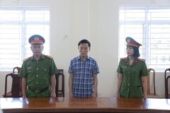 Khởi tố Chủ tịch xã vì để hư hỏng hàng trăm tấn xi măng