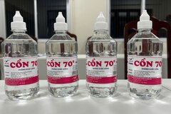 Bắt Phó Chủ tịch thị trấn ở Hà Nội sản xuất cồn y tế giả