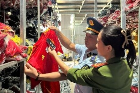 Khởi tố chủ kho hàng kinh doanh hơn 35.000 bộ quần áo giả nhãn hiệu lớn