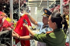 Khởi tố chủ kho hàng kinh doanh hơn 35.000 bộ quần áo giả nhãn hiệu lớn