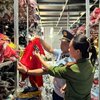Khởi tố chủ kho hàng kinh doanh hơn 35.000 bộ quần áo giả nhãn hiệu lớn