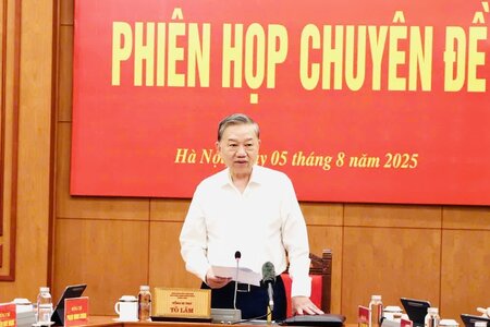 Xác định xây dựng, hoàn thiện thể chế, pháp luật là nhiệm vụ trọng tâm, xuyên suốt