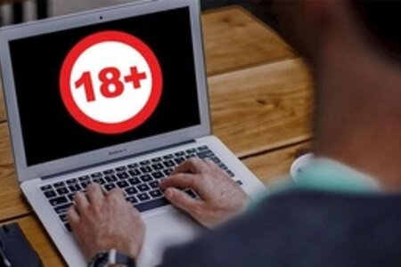 Người đàn ông ở Hà Nội mất gần 2 tỷ đồng sau khi truy cập web 'đen'