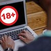 Người đàn ông ở Hà Nội mất gần 2 tỷ đồng sau khi truy cập web 'đen'