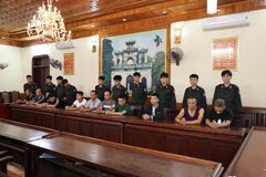 Triệt phá sới bạc 'boong-ke' trong trang trại, bắt giữ 18 đối tượng