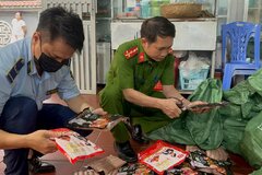 Phát hiện gần 1 tấn xúc xích, lạp xưởng không rõ nguồn gốc ở Hà Nội