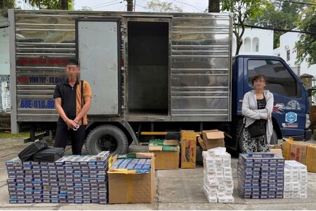 Bắt quả tang 2 đối tượng có hành vi tàng trữ mua bán hàng cấm