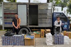 Bắt quả tang 2 đối tượng có hành vi tàng trữ mua bán hàng cấm