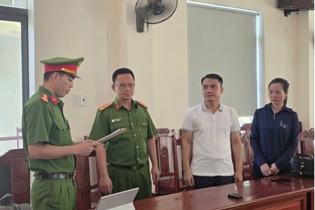 Khởi tố 2 đối tượng về tội giả mạo trong công tác