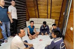 Bắt quả tang nhóm đối tượng đánh bạc trong nhà nghỉ ở Hải Phòng