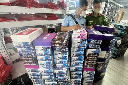Hà Nội: Phát hiện cơ sở kinh doanh đồ chơi nhập lậu