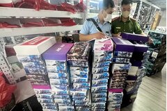 Hà Nội: Phát hiện cơ sở kinh doanh đồ chơi nhập lậu