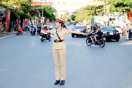 Đang điều tiết giao thông, CSGT tránh dừng xe để kiểm soát, xử lý vi phạm