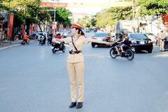 Đang điều tiết giao thông, CSGT tránh dừng xe để kiểm soát, xử lý vi phạm