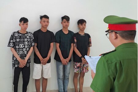 Bắt tạm giam 4 đối tượng mang theo hung khí tìm người đi đường để đánh