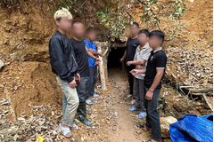 Bắt quả tang 7 đối tượng tổ chức khai thác vàng trái phép