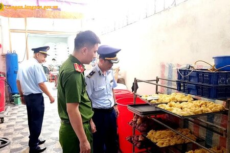 Một cơ sở sản xuất bánh trung thu bị xử phạt vì vi phạm vệ sinh an toàn thực phẩm