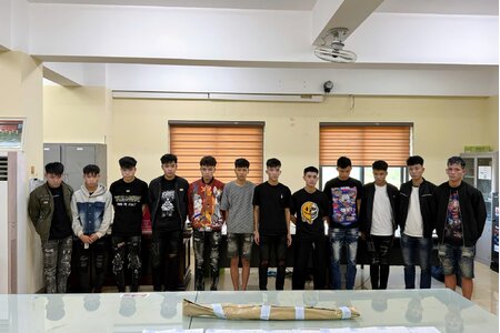 Tạm giữ hình sự 12 đối tượng mang hung khí đuổi đánh nhau khiến một người tử vong