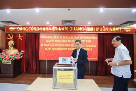 Hội Luật gia Việt Nam ủng hộ đồng bào vùng bão lũ, trao tặng huy hiệu Đảng cho đảng viên ưu tú