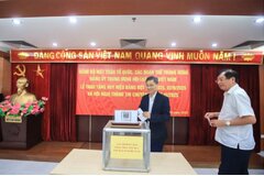 Hội Luật gia Việt Nam ủng hộ đồng bào vùng bão lũ, trao tặng huy hiệu Đảng cho đảng viên ưu tú