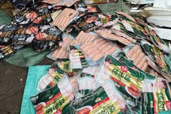 Hà Nội: Phát hiện gần 1,7 tấn xúc xích không rõ nguồn gốc