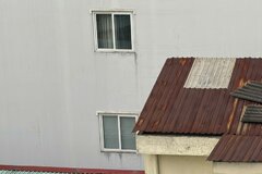 Đã xây hết đất, có được trổ cửa sổ sang nhà hàng xóm?