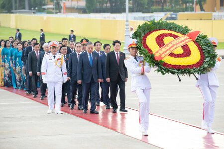 Lãnh đạo Đảng, Nhà nước và các ĐBQH vào Lăng viếng Chủ tịch Hồ Chí Minh